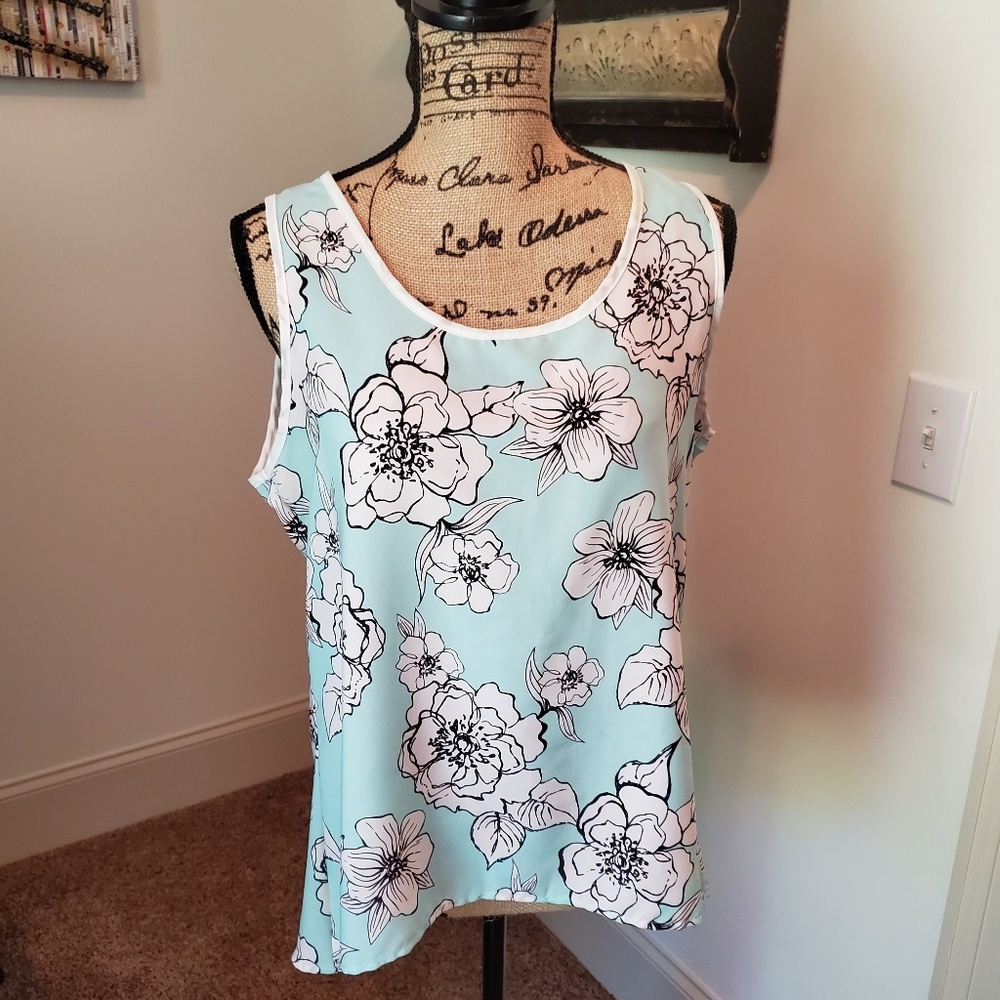 Yoyo 5 women's floral top. Size L.
